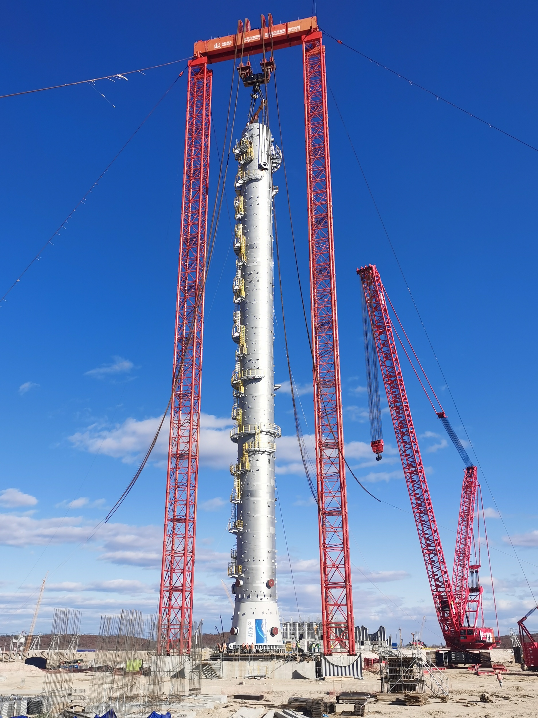 Самая высокая колонна разделения C3 была установлена на проекте АГХК в России.