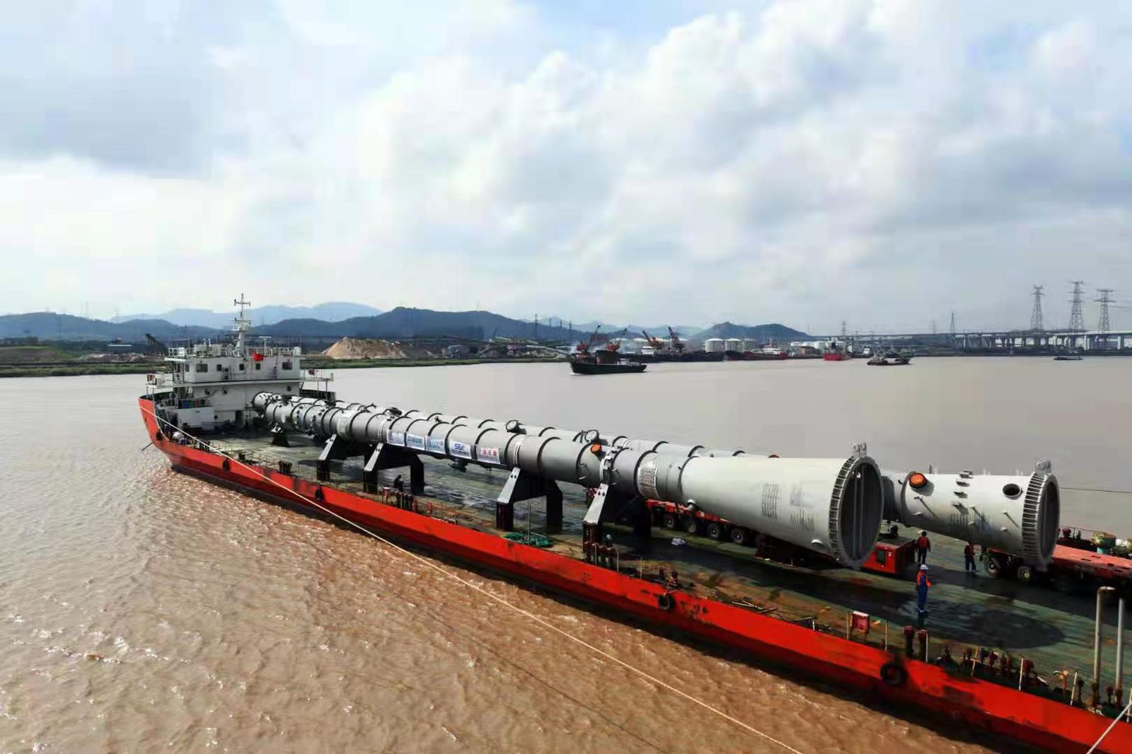 Две колонны деэтанизации, изготовленные производственной компанией «Ningbo Tianyi» были погружены на судно и отправлены в Россию. 