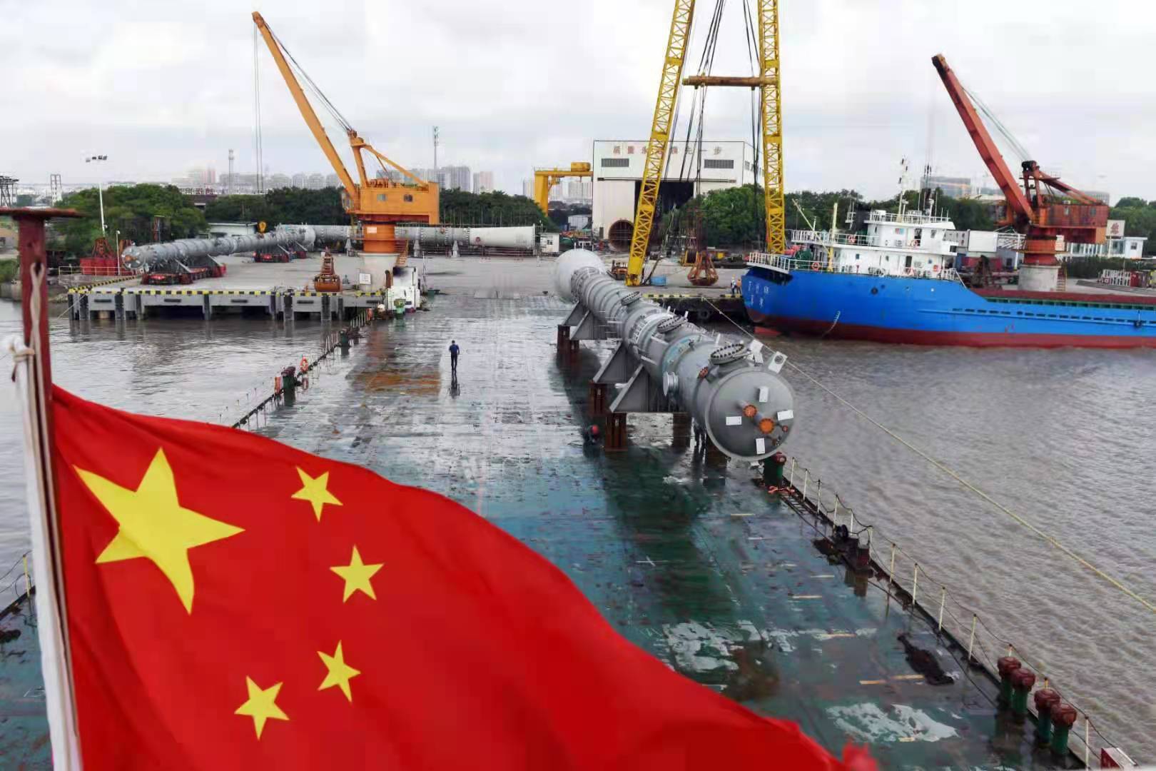 Две колонны пиролиза, изготовленные и обработанные компанией Sinopec Ningbo Engineering Co., Ltd , были погружены на корабль в районе Чжэньхай провинции Чжэцзян и отправлены в Россию.